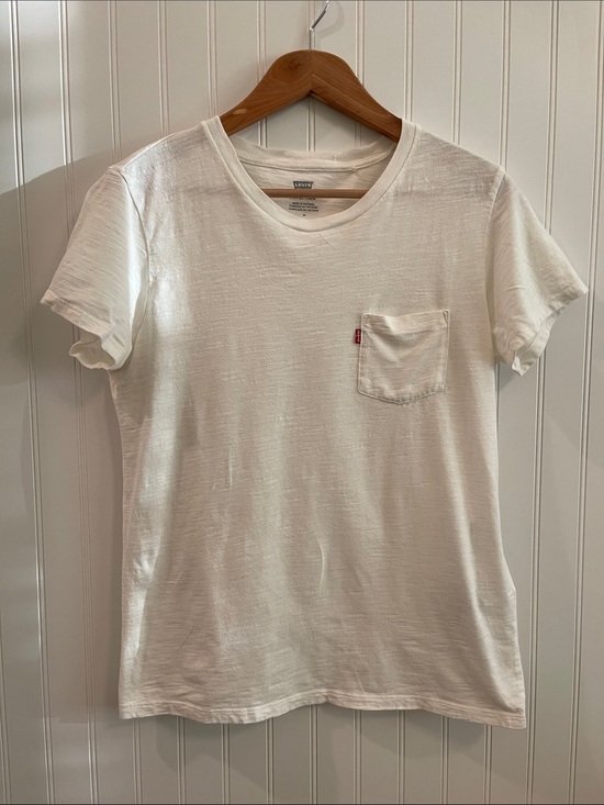 Levi's Tops - Levi's White Pocket Short-Sleeve Crewneck Tee